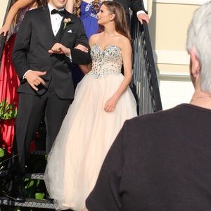 Gorgeous prom dress! Only worn ONCE!